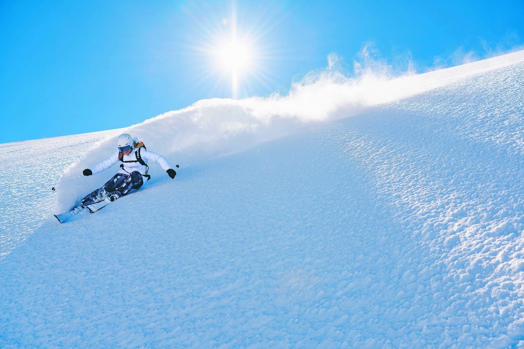 Snow-Emotion-Skischule---Skifahrerin-Tiefschneeabfahrt