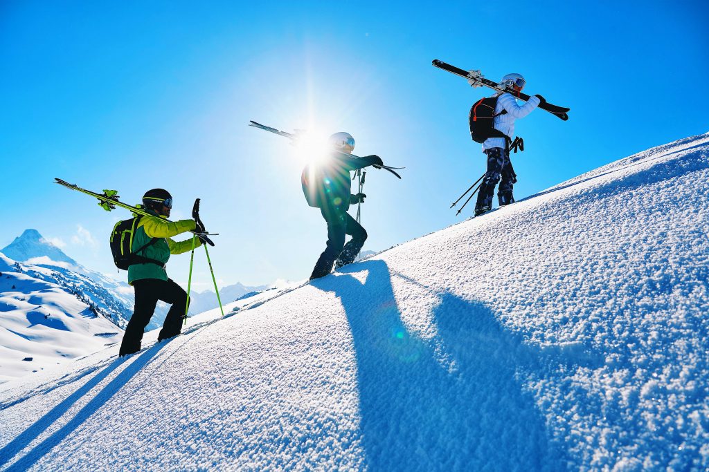 Snow-Emotion-Skischule---Skifahrer-beim-Aufstieg