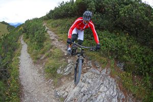Mountainbike-Fahrtechnikkurs---Angewandte-Fahrtechnik-im-Trail