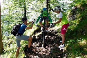 Mountainbike-Fahrtechnikkurs--Angewandte-Fahrtechnik-mit-Hilfestellung