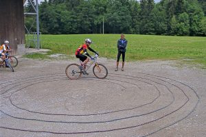 Mountainbike-Fahrtechnikkurs--Rein-ins-Schneckenhaus
