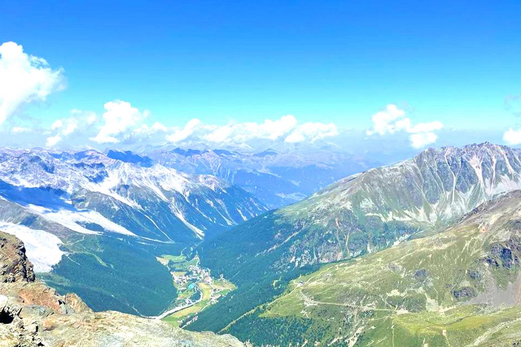 Wandern-auf-einfache-3000er-in-Südtirol---Ausblick-Richtung-Sulden