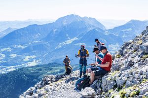 Wanderung----Watzmann-König-der-Berchtesgadener-Am-Aufstieg-mit-Pause