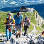 Wanderung----Watzmann-König-der-Berchtesgadener-Am-Weg-mit-Blick-zum-Watzmannhaus