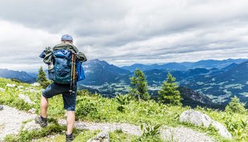 Wanderung----Watzmann-König-der-Berchtesgadener-Blick-ins-Berchtesgadener-Land