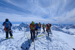 Haute-Route-Verbier-nach-Zermatt---Gipfel-Pigne-d`Arolla-Richtung-Matterhorn