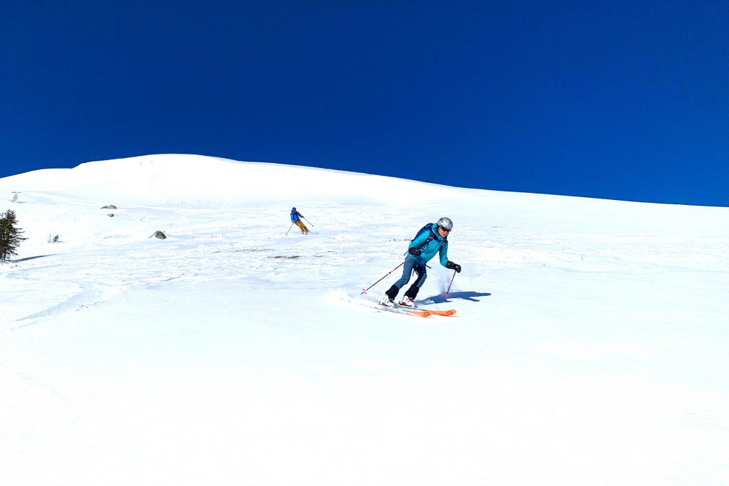 Skitourenkurs-für-Einsteiger-im-Brennergebiet---Gruppe-in-der-Abfahrt