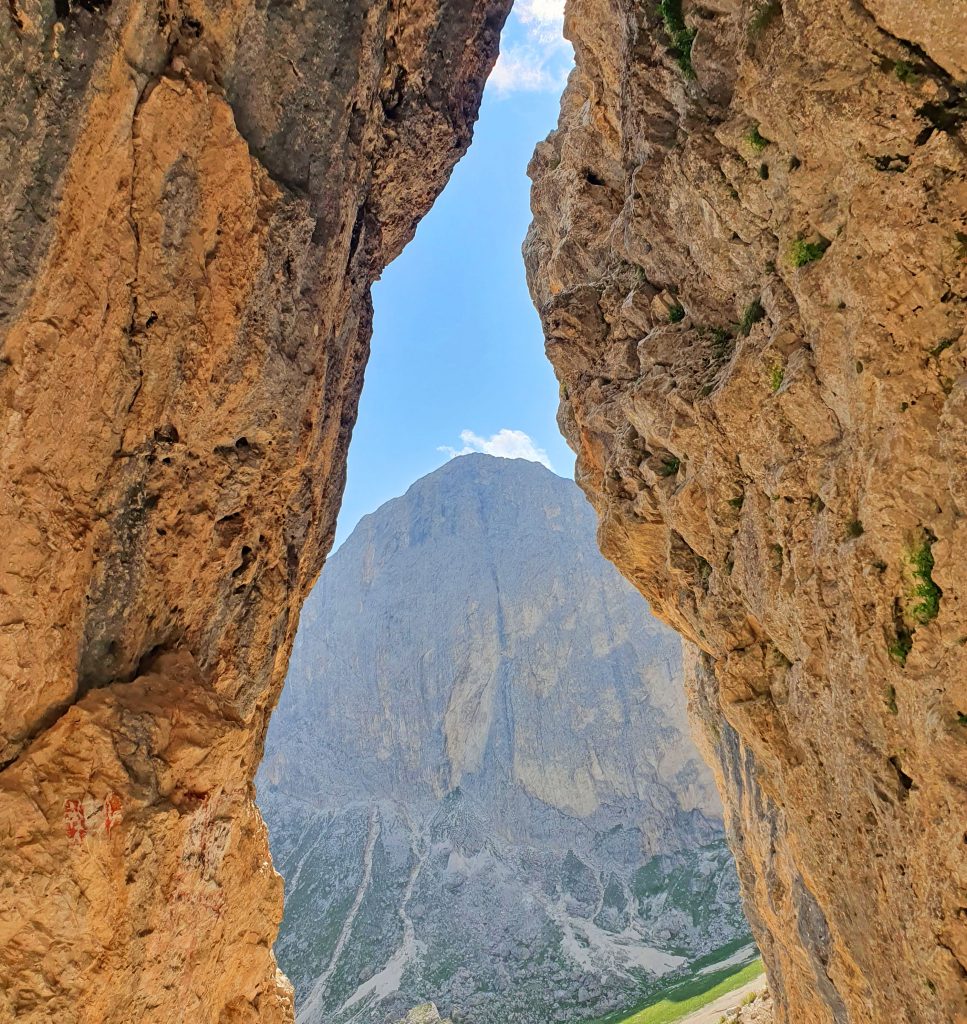 Klettersteige-und-Wandern-im-Rosengarten---Felsentor