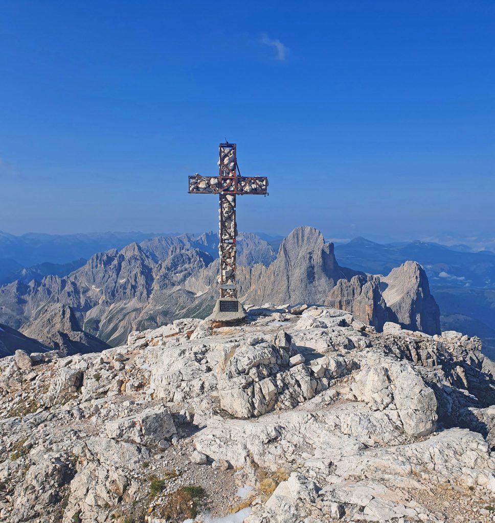 Klettersteige-und-Wandern-im-Rosengarten---Gipfelkreuz