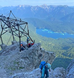 Eisenzeit---Zugspitze-mit-Bergführer---Am-Leuchtmasten