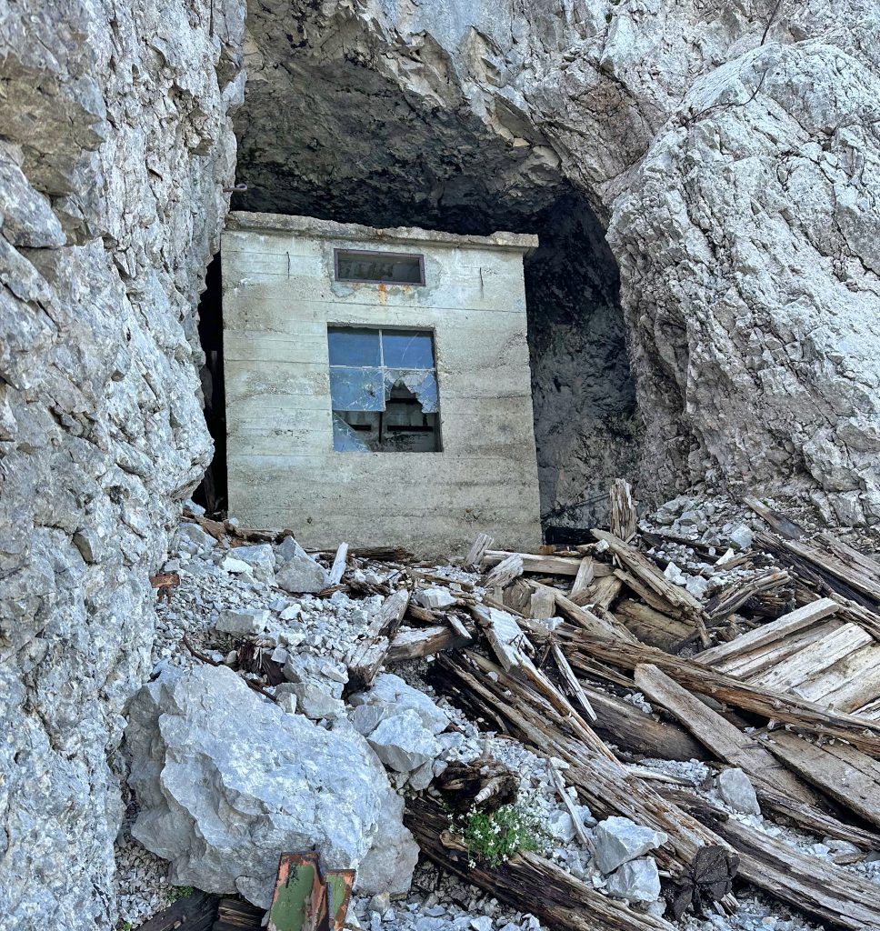 Eisenzeit---Zugspitze-mit-Bergführer---Arbeiter-Unterkunft