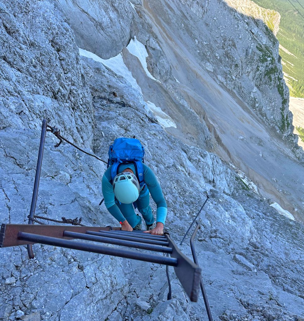 Eisenzeit---Zugspitze-mit-Bergführer---Auf-der-Leiter