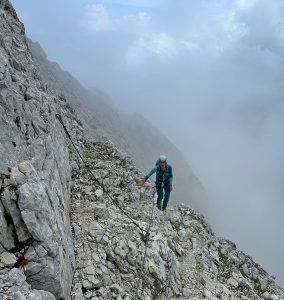 Eisenzeit---Zugspitze-mit-Bergführer---Auf-einem-der-Felsbänder