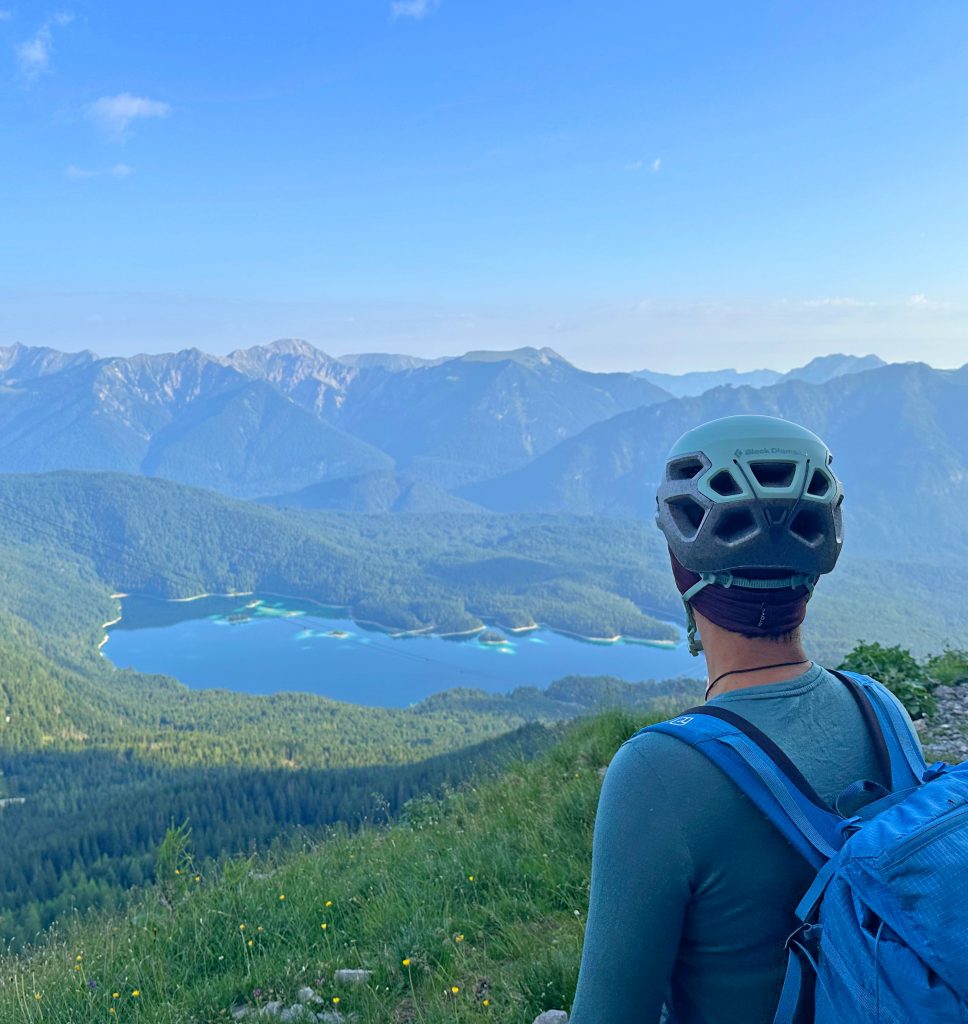 Eisenzeit---Zugspitze-mit-Bergführer---Blick-zum-Eibsee