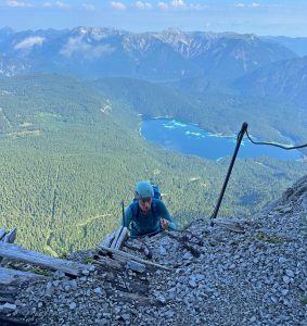Eisenzeit---Zugspitze-mit-Bergführer---Vor-den-Stollen