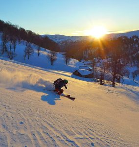 Georgien-CAT-Skiing-am-Goderdzi-Pass---Abfahrt-in-der-Dämmerung