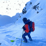 Norwegen---Skitouren-auf-den-Lofoten---Abfahrt-von-der-Trollmur