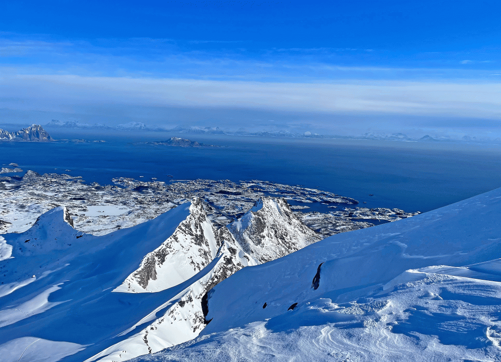 Norwegen---Skitouren-auf-den-Lofoten---Aussicht-auf-das-Meer
