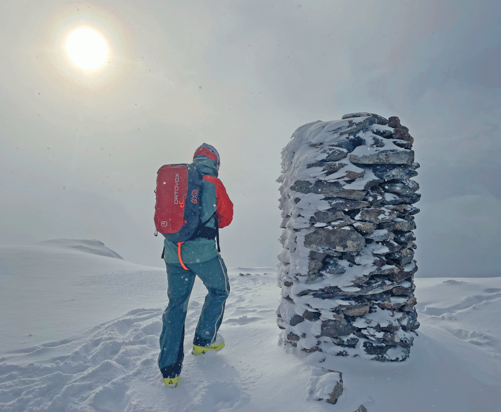 Norwegen---Skitouren-auf-den-Lofoten---Gipfel-mit-Steinmann
