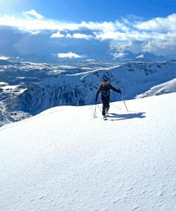 Norwegen---Skitouren-auf-den-Lofoten---Skitourengeher-am-Anstieg