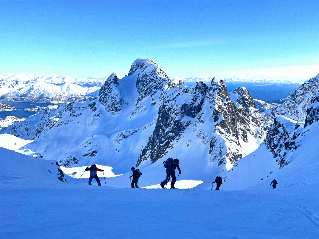 Norwegen---Skitouren-auf-den-Lofoten---Skitourengeher-im-Aufstieg