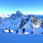 Norwegen---Skitouren-auf-den-Lofoten---Skitourengeher-im-Aufstieg