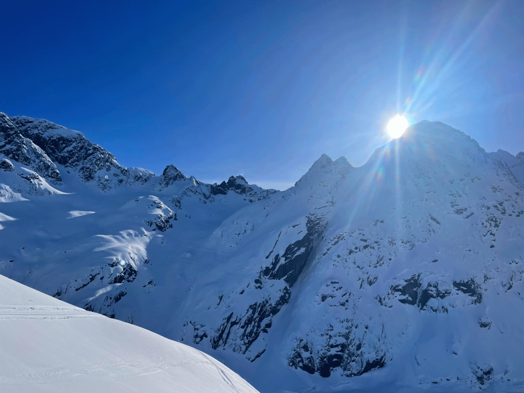 Norwegen---Skitouren-auf-den-Lofoten---Steile-Kare