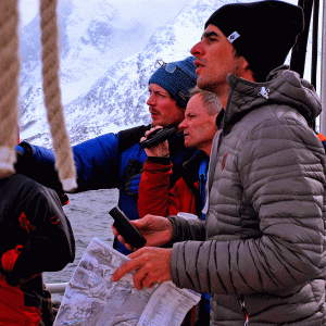 Skitouren-in-Grönland-mit-Bergführer---Erkundung-der-Skitour