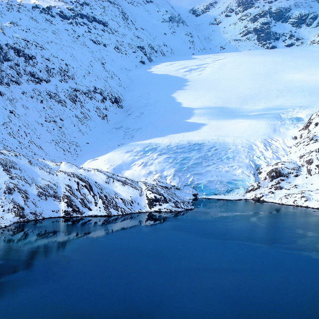 Skitouren-in-Grönland-mit-Bergführer---Gletscher-am-Meer