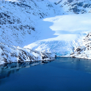 Skitouren-in-Grönland-mit-Bergführer---Gletscher-am-Meer