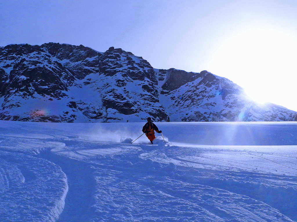 Skitouren-in-Grönland-mit-Bergführer---Tiefschneeabfahrt