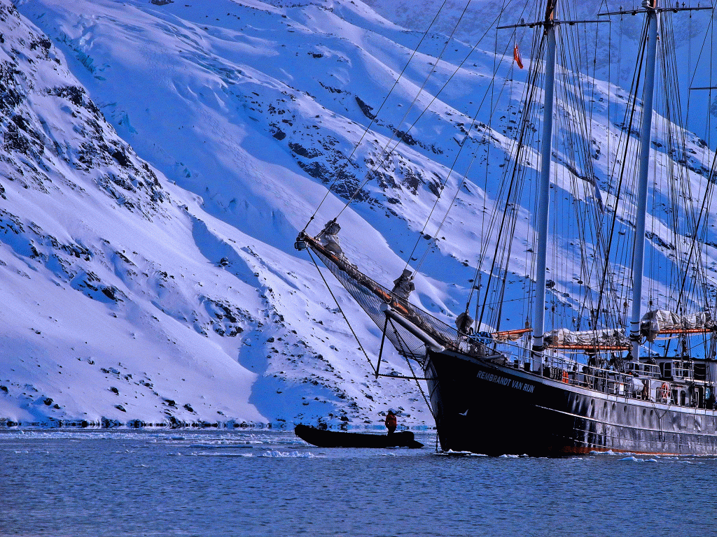 Skitouren-in-Grönland-mit-Bergführer---Übersetzen-mit-Schlauchboot