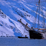 Skitouren-in-Grönland-mit-Bergführer---Übersetzen-mit-Schlauchboot