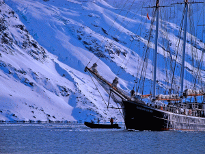 Skitouren-in-Grönland-mit-Bergführer---Übersetzen-mit-Schlauchboot