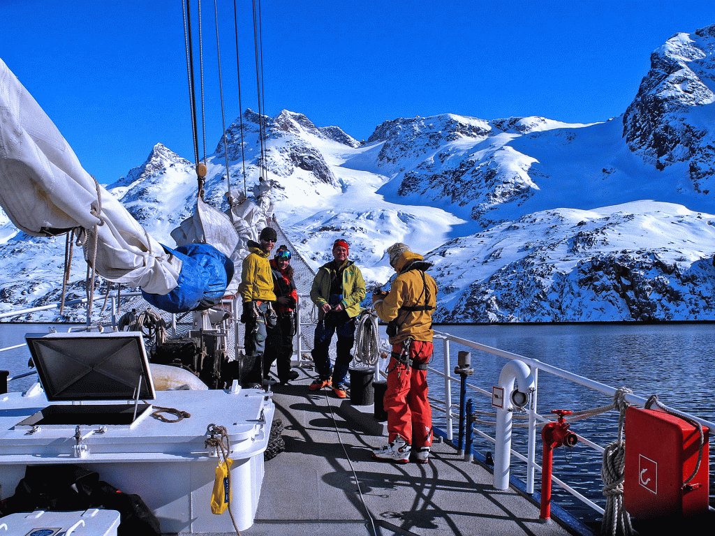 Skitouren-in-Grönland-mit-Bergführer---Vorereitung-am-Schiff