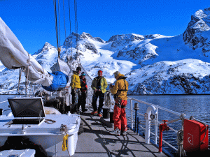 Skitouren-in-Grönland-mit-Bergführer---Vorereitung-am-Schiff