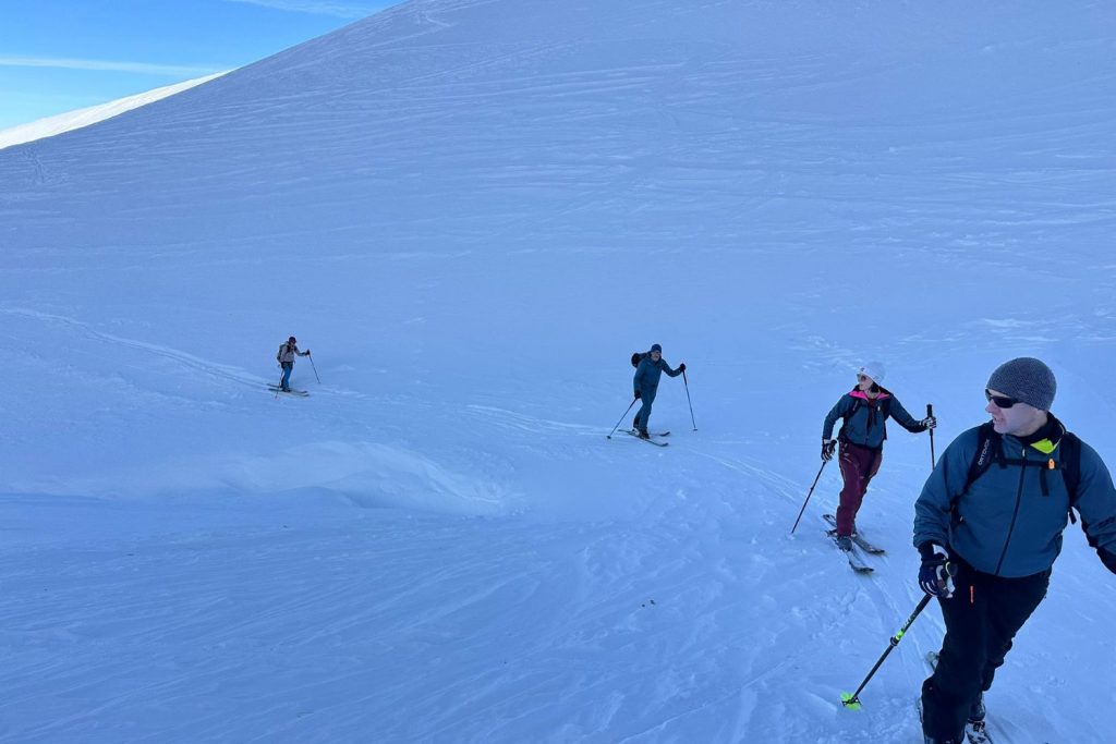 Skitouren im Kleinwalsertal - Gruppe im Aufstieg