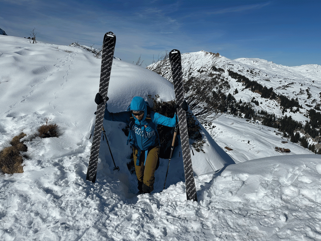 Skitouren-im-Kleinwalsertal---Anstieg-mit-Tragepassage