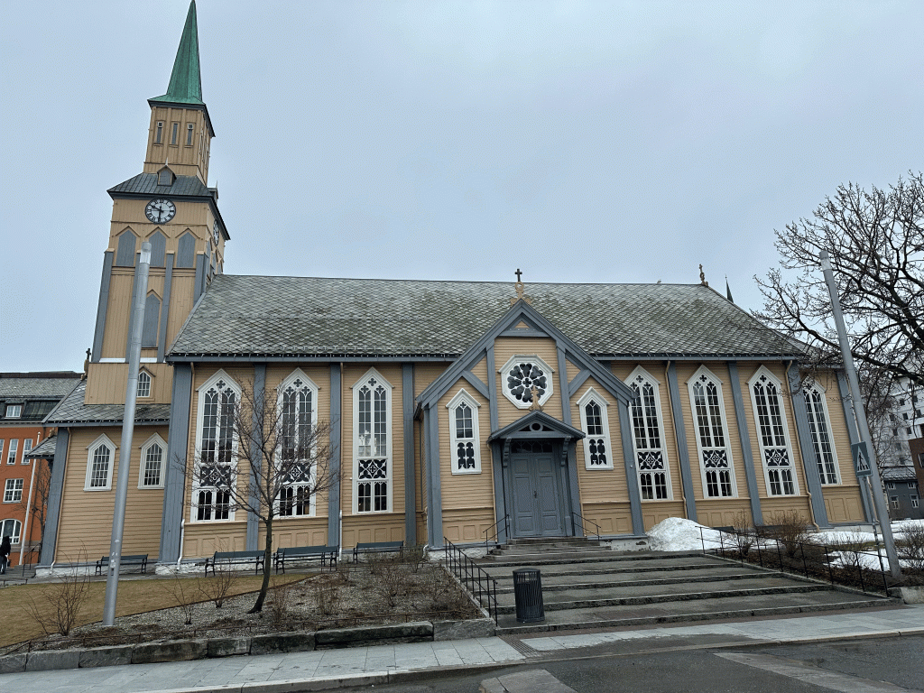 Skitouren-Norwegen--Lyngenalpen---Kirche-Tromsö