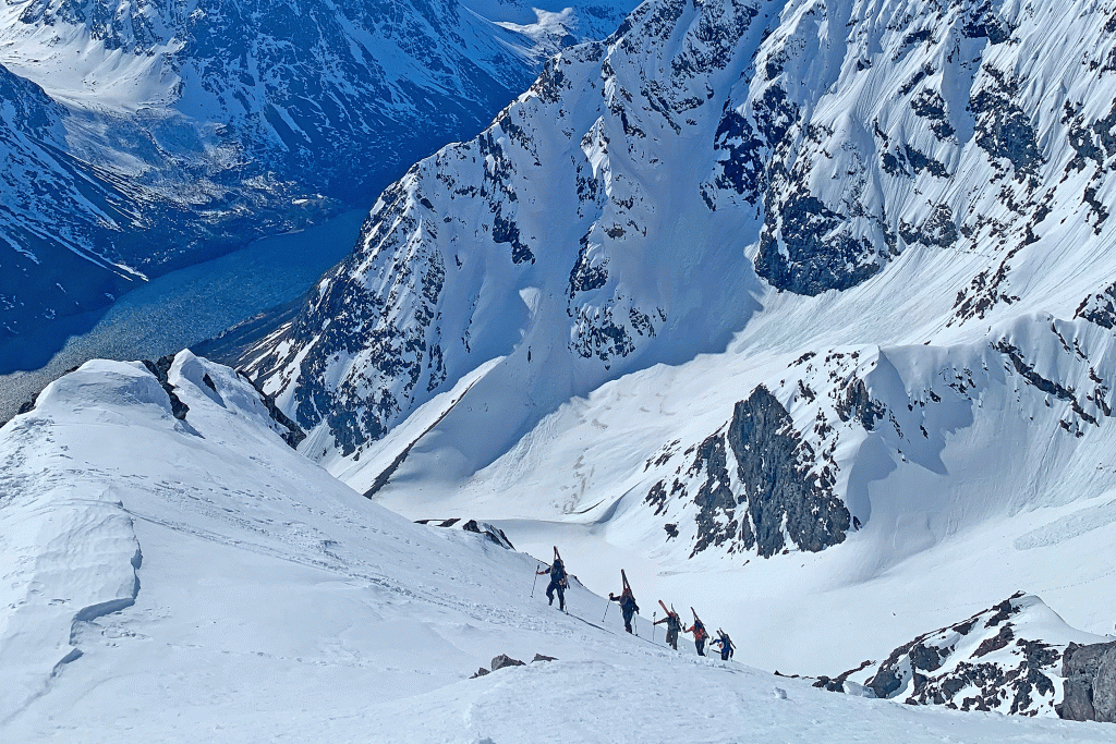 Skitouren-Senja-Norwegen---Aufstieg-zu-Fuß