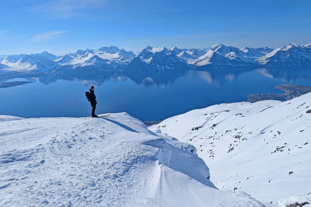 Skitouren-Senja-Norwegen---Aussicht-auf-die-Bergwelt