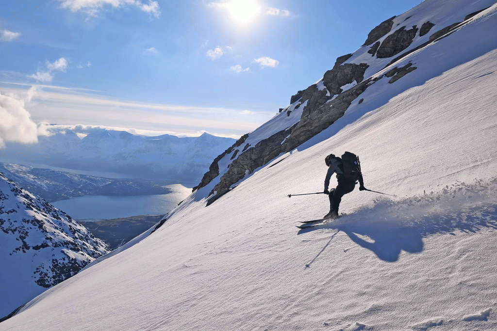 Skitouren-Senja-Norwegen---In-der-Abfahrt